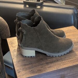 SHEIN Dark Green Boots with Scalloped Edges And Bow On The Back